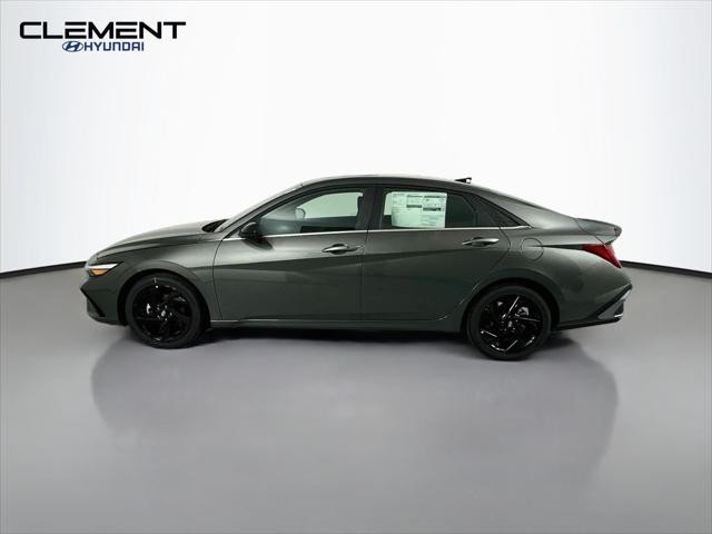 Hyundai Elantra Vehicle Full-screen Gallery Image 4