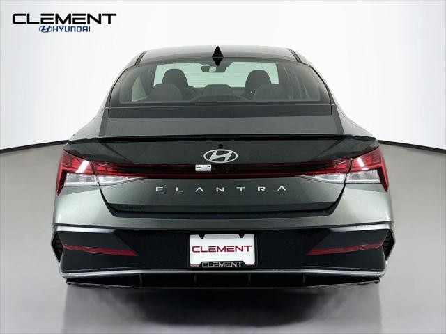 Hyundai Elantra Vehicle Full-screen Gallery Image 7