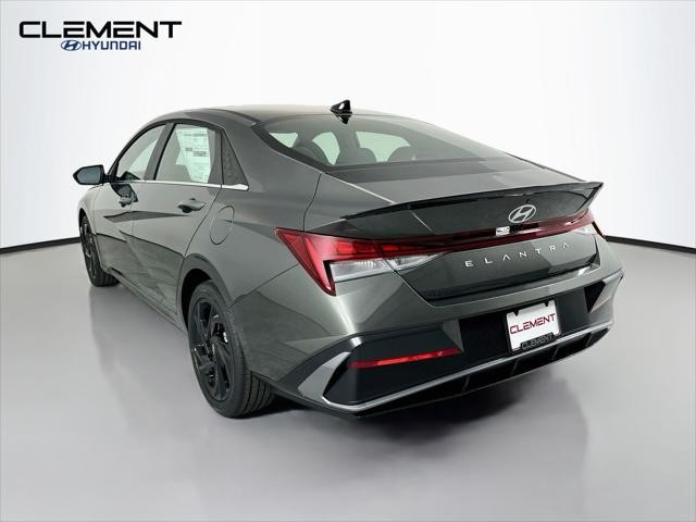 Hyundai Elantra Vehicle Full-screen Gallery Image 8