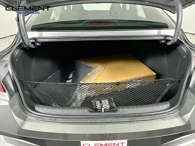 Hyundai Elantra Vehicle Full-screen Gallery Image 9