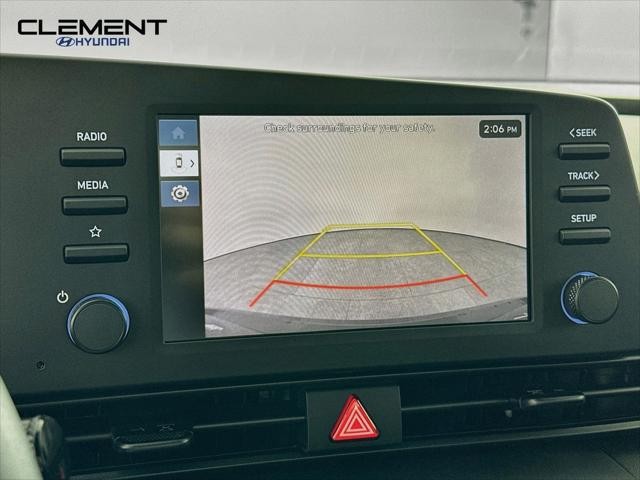 Hyundai Elantra Vehicle Full-screen Gallery Image 18