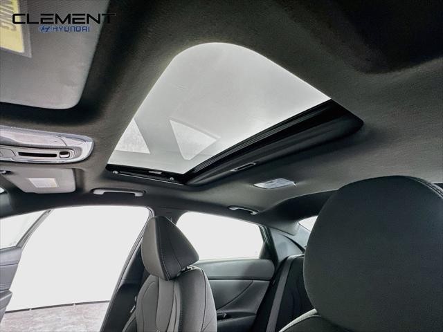 Hyundai Elantra Vehicle Full-screen Gallery Image 22