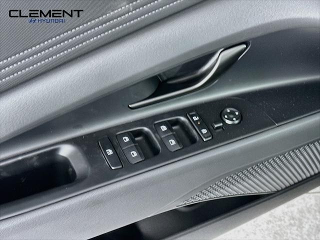 Hyundai Elantra Vehicle Full-screen Gallery Image 23