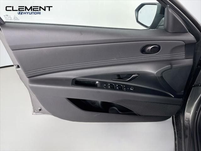 Hyundai Elantra Vehicle Full-screen Gallery Image 24