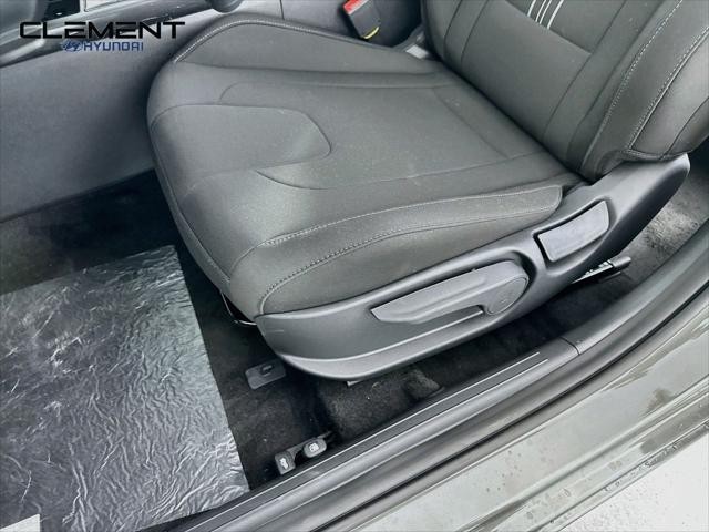 Hyundai Elantra Vehicle Full-screen Gallery Image 25