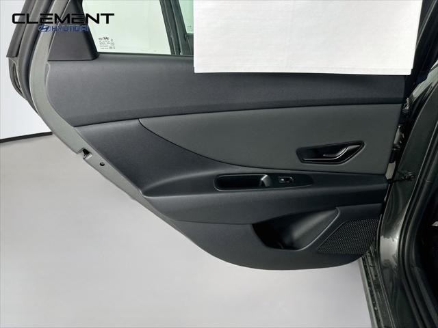 Hyundai Elantra Vehicle Full-screen Gallery Image 27