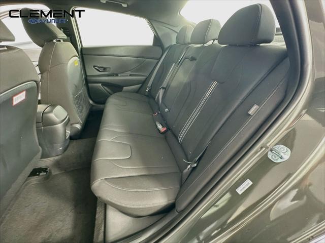 Hyundai Elantra Vehicle Full-screen Gallery Image 28