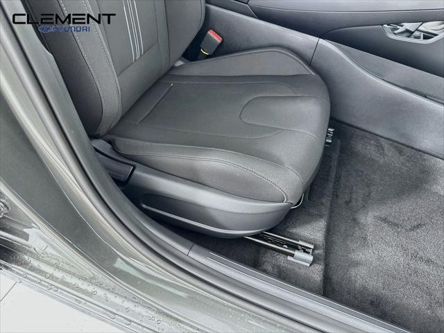 Hyundai Elantra Vehicle Full-screen Gallery Image 29