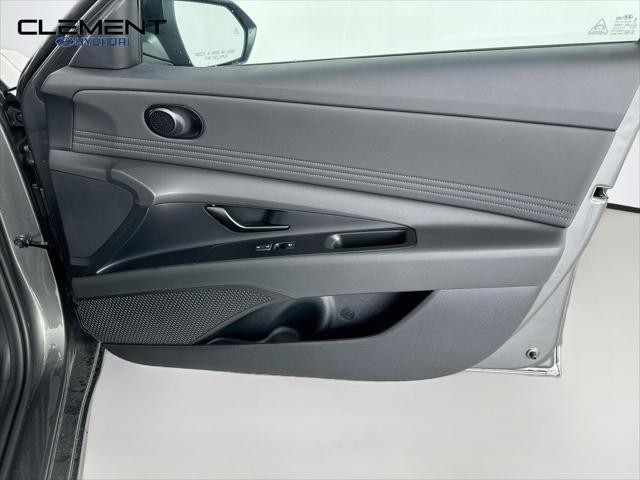 Hyundai Elantra Vehicle Full-screen Gallery Image 31
