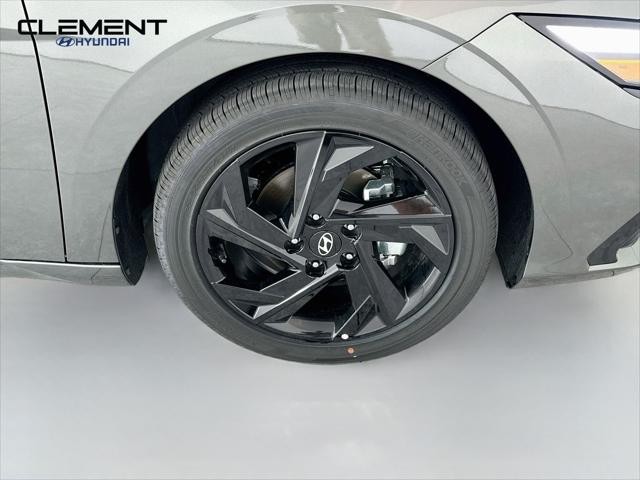 Hyundai Elantra Vehicle Full-screen Gallery Image 32