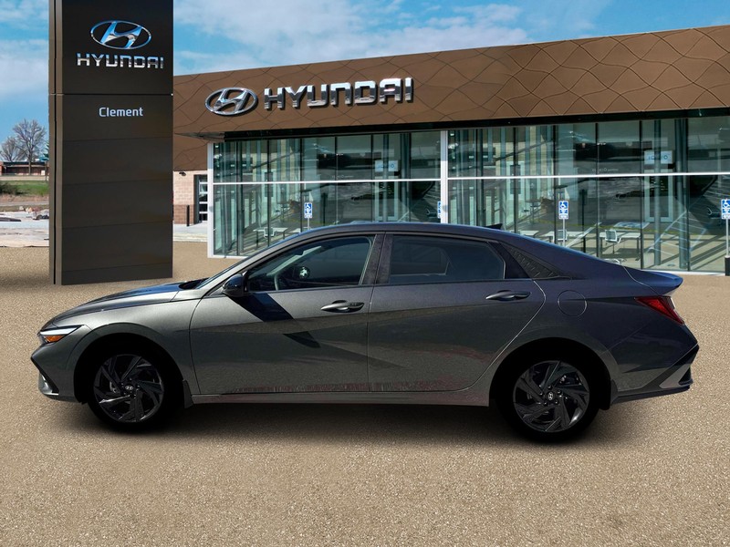 Hyundai Elantra Vehicle Full-screen Gallery Image 3