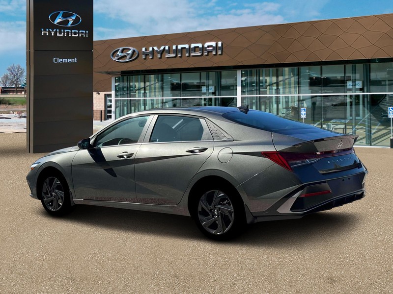 Hyundai Elantra Vehicle Full-screen Gallery Image 4