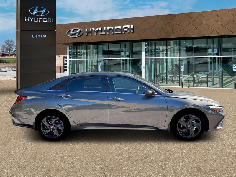Hyundai Elantra Vehicle Full-screen Gallery Image 9
