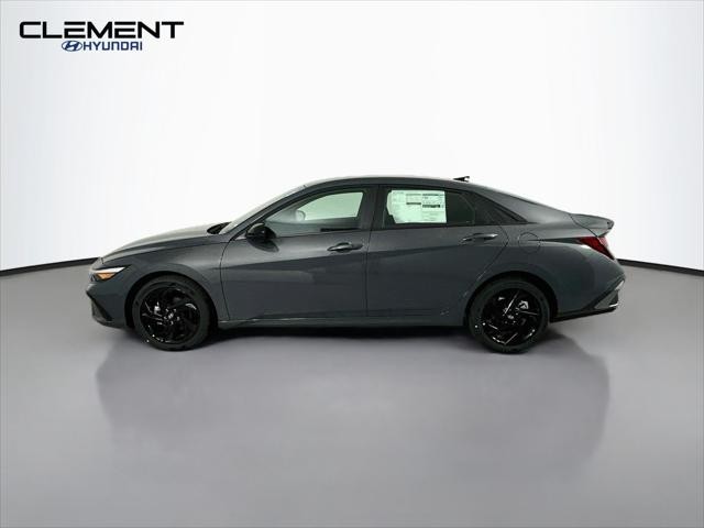 Hyundai Elantra Vehicle Full-screen Gallery Image 4