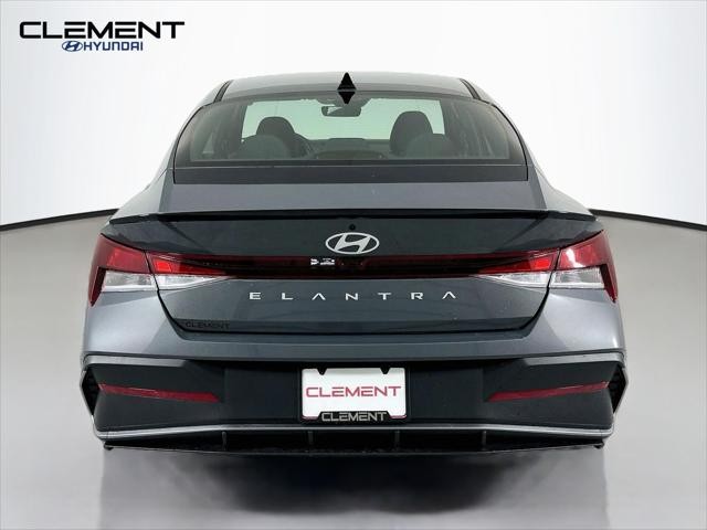 Hyundai Elantra Vehicle Full-screen Gallery Image 7