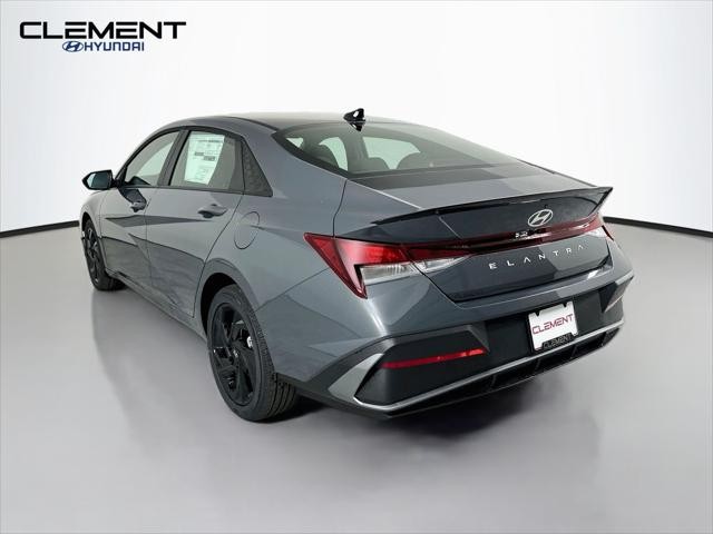 Hyundai Elantra Vehicle Full-screen Gallery Image 8