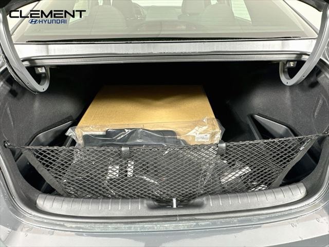 Hyundai Elantra Vehicle Full-screen Gallery Image 9