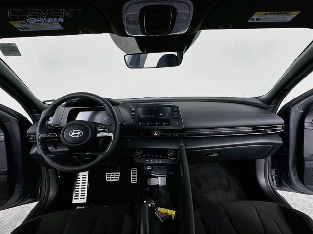 Hyundai Elantra Vehicle Full-screen Gallery Image 11