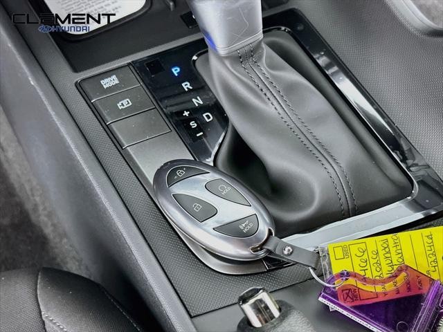 Hyundai Elantra Vehicle Full-screen Gallery Image 20