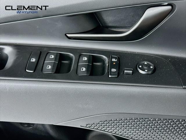 Hyundai Elantra Vehicle Full-screen Gallery Image 21
