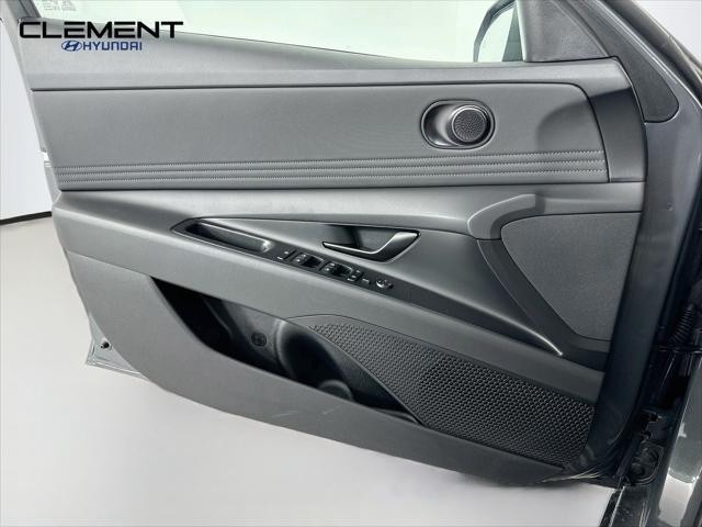 Hyundai Elantra Vehicle Full-screen Gallery Image 22