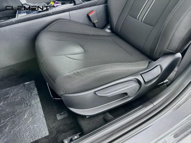 Hyundai Elantra Vehicle Full-screen Gallery Image 23