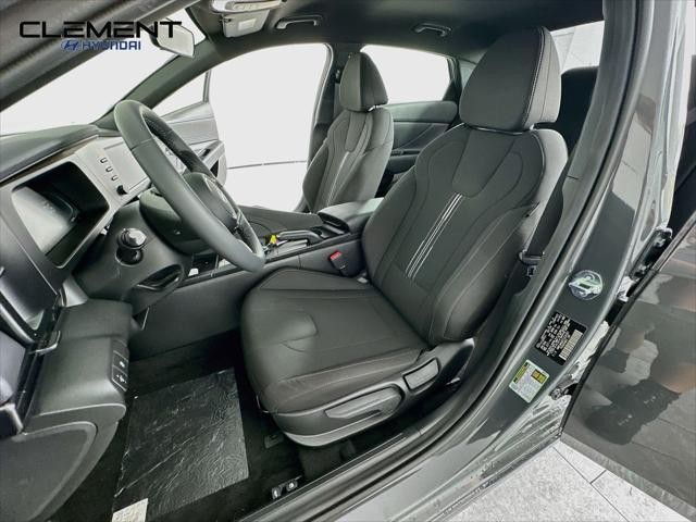Hyundai Elantra Vehicle Full-screen Gallery Image 24