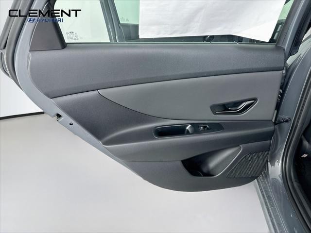 Hyundai Elantra Vehicle Full-screen Gallery Image 25