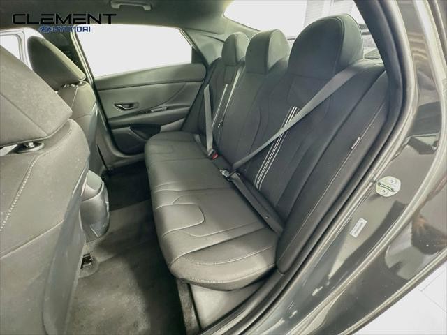 Hyundai Elantra Vehicle Full-screen Gallery Image 26
