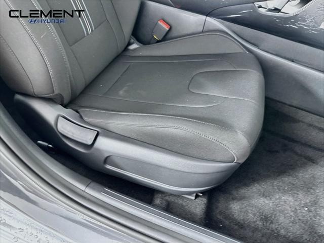 Hyundai Elantra Vehicle Full-screen Gallery Image 27