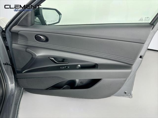 Hyundai Elantra Vehicle Full-screen Gallery Image 29