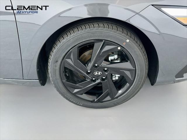 Hyundai Elantra Vehicle Full-screen Gallery Image 30