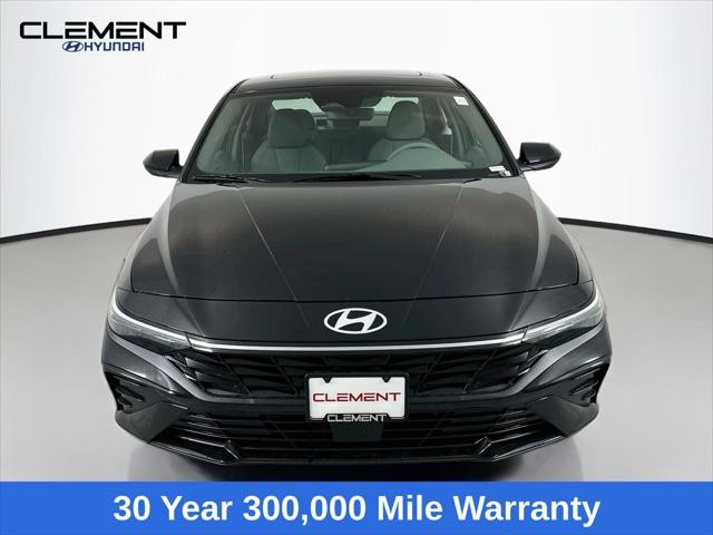 Hyundai Elantra Vehicle Full-screen Gallery Image 2