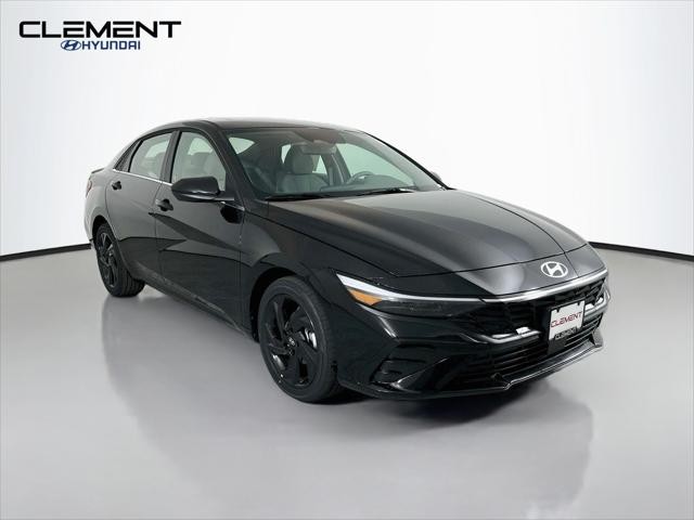 Hyundai Elantra Vehicle Full-screen Gallery Image 3