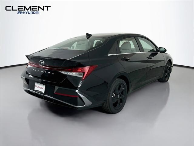 Hyundai Elantra Vehicle Full-screen Gallery Image 6