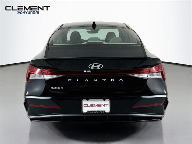 Hyundai Elantra Vehicle Full-screen Gallery Image 7