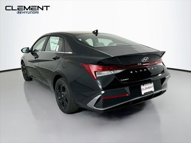 Hyundai Elantra Vehicle Full-screen Gallery Image 8