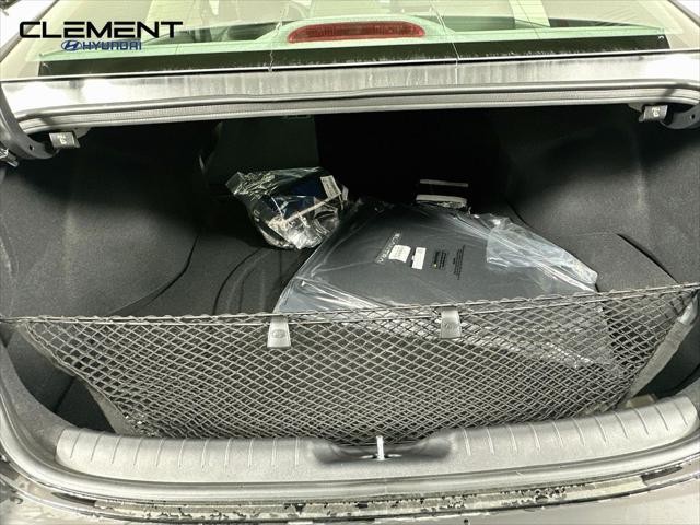 Hyundai Elantra Vehicle Full-screen Gallery Image 9