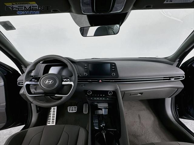 Hyundai Elantra Vehicle Full-screen Gallery Image 11