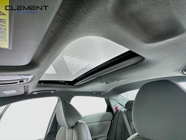 Hyundai Elantra Vehicle Full-screen Gallery Image 22