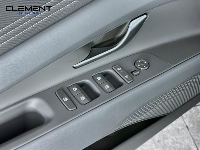 Hyundai Elantra Vehicle Full-screen Gallery Image 23