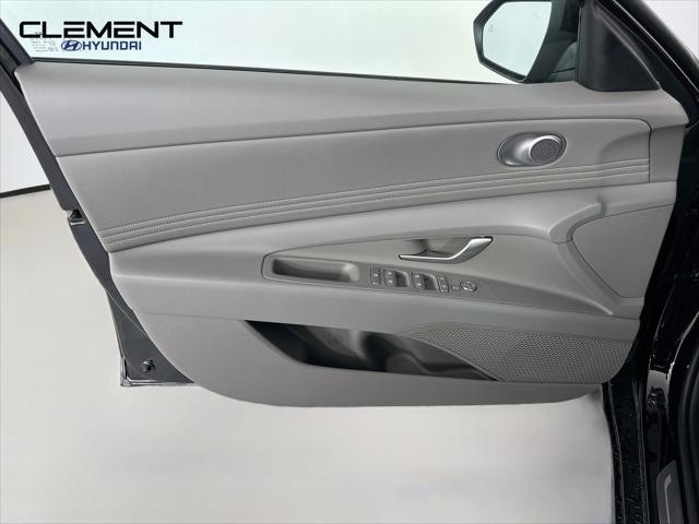 Hyundai Elantra Vehicle Full-screen Gallery Image 24