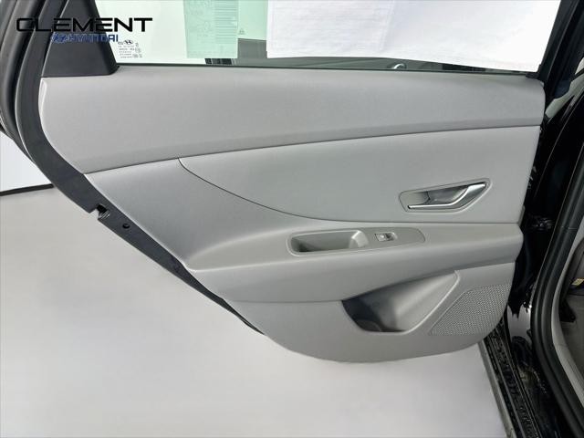 Hyundai Elantra Vehicle Full-screen Gallery Image 27