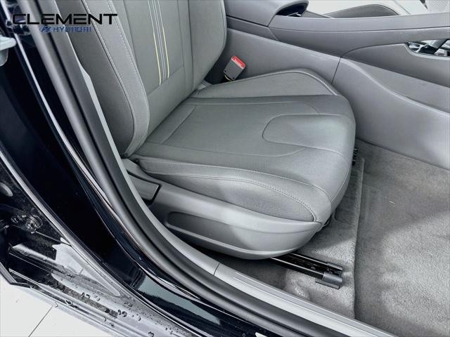 Hyundai Elantra Vehicle Full-screen Gallery Image 29