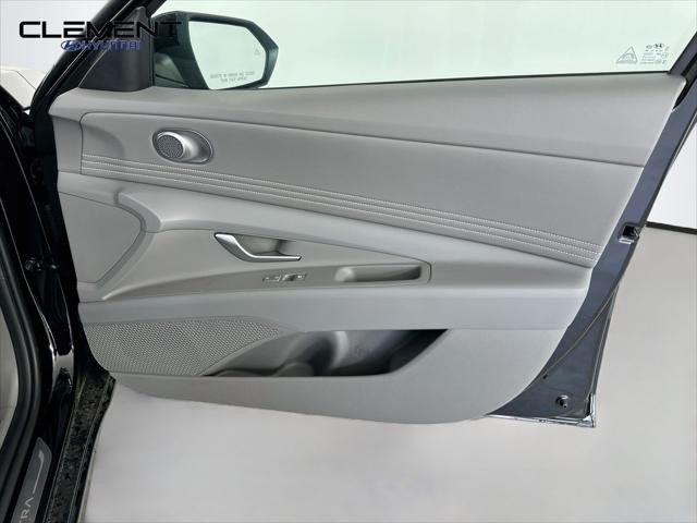 Hyundai Elantra Vehicle Full-screen Gallery Image 31