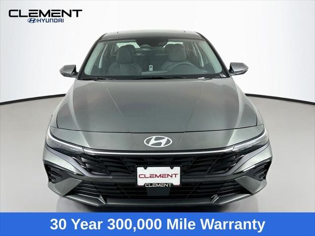 Hyundai Elantra Vehicle Full-screen Gallery Image 2