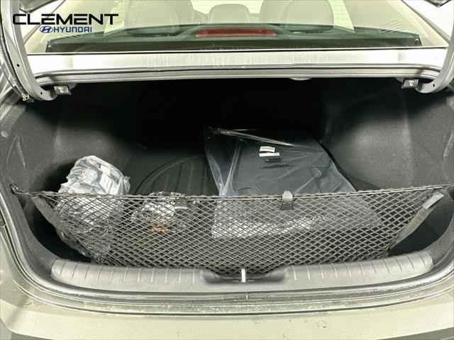 Hyundai Elantra Vehicle Full-screen Gallery Image 9