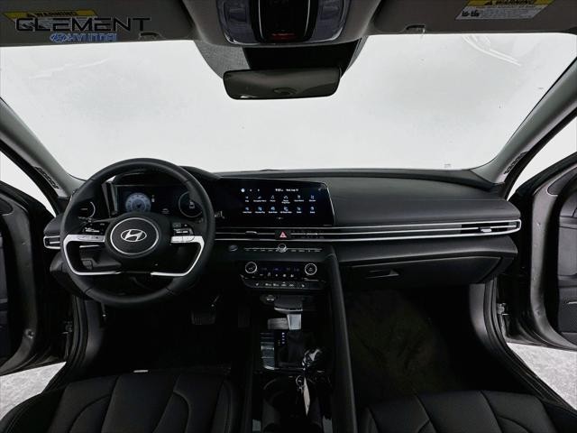 Hyundai Elantra Vehicle Full-screen Gallery Image 11