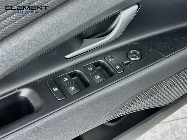 Hyundai Elantra Vehicle Full-screen Gallery Image 24