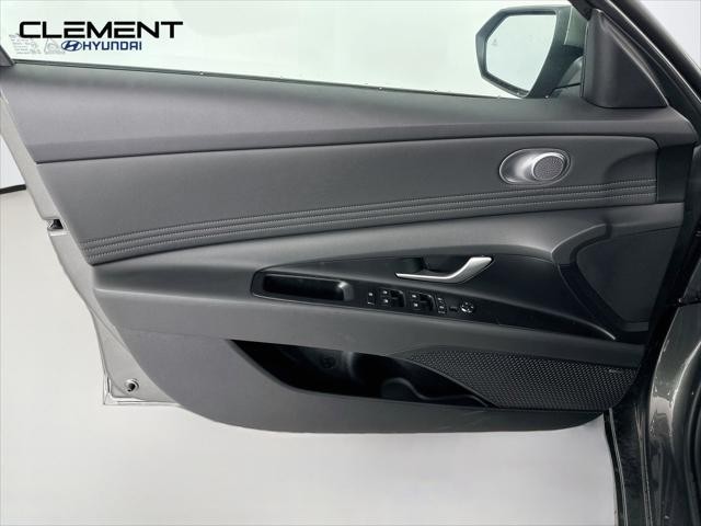 Hyundai Elantra Vehicle Full-screen Gallery Image 25